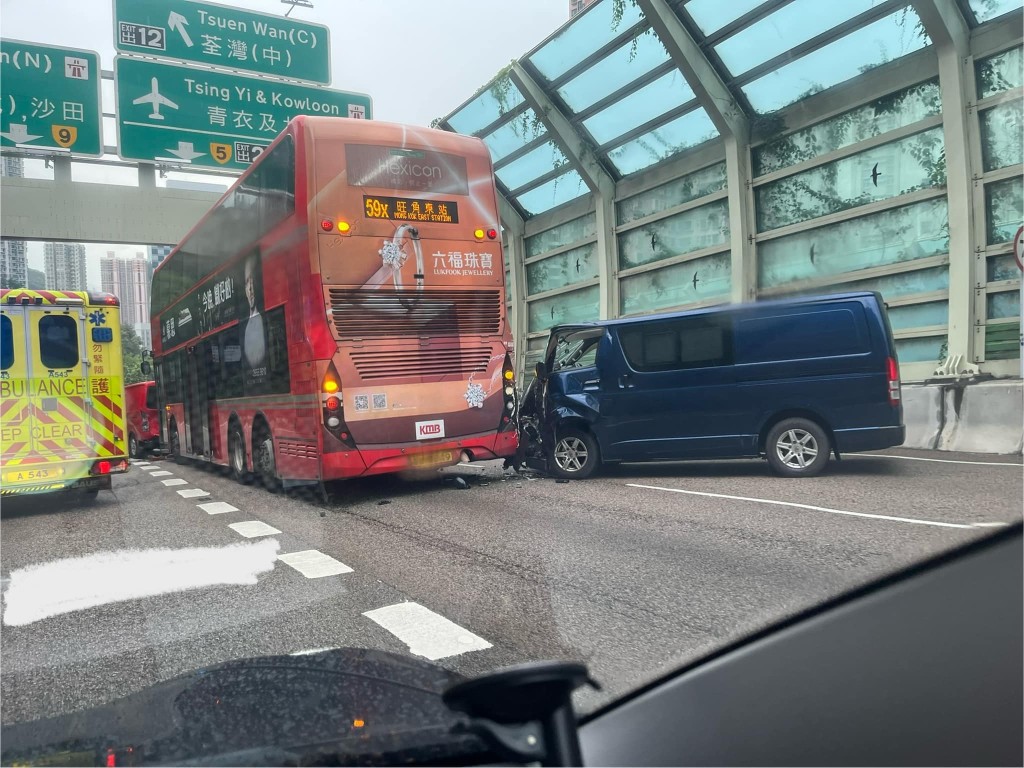 5车相撞涉及九巴。fb马路的事 (即时交通资讯台)图片