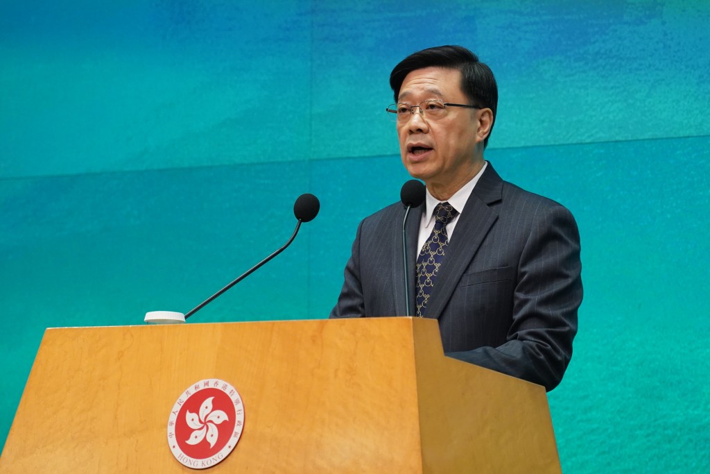 李家超強調，面對世界局勢千變萬化，香港作為外向型經濟體，必須要居安思危，攻防兼備。