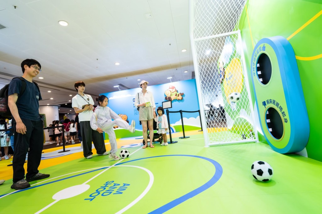 馬會於今屆香港書展設以運動為主題的展區,讓兒童及青少年透過互動體驗及活動,學習時間管理及理財教育等成長發展關鍵範疇。 馬會於今屆香港書展設以運動為主題的展區,讓兒童及青少年透過互動體驗及活動,學習時間管理及理財教育等成長發展關鍵範疇。
