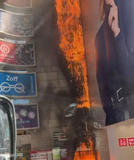 銅鑼灣利舞臺廣場外巨型招牌起火。fb馬路的事 (即時交通資訊台)影片截圖