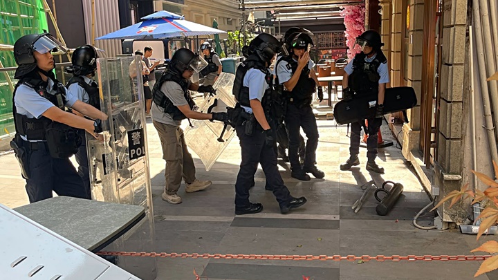 大批警員持盾牌到場。讀者提供