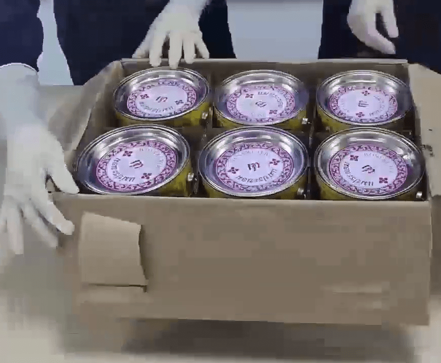 深圳郵局海關打開可疑包裹。 深圳郵局海關打開可疑包裹。