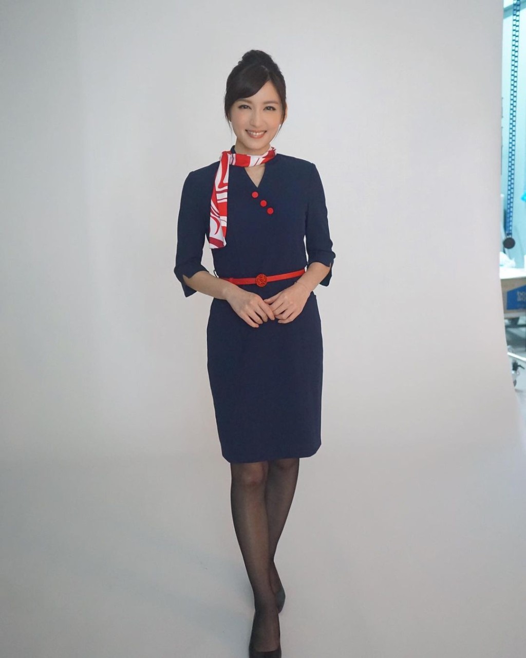 陳嘉倩昨晚貼出拍廣告扮演不同職業的照片，其中一個造型是空姐。