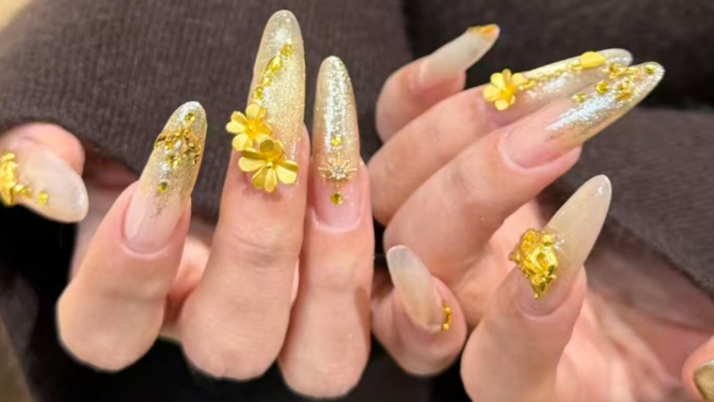 內地有消費者將真金飾貼在指甲上。每日經濟新聞