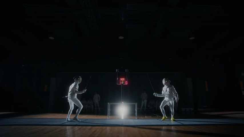 MV甫開始是AK跟梁仲恆進行劍擊比賽。