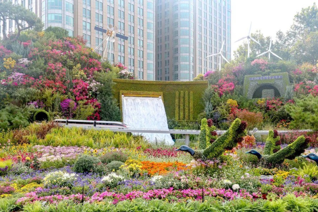 10组不同主题的立体花坛，分布北京长安街沿路，成为国庆打卡热点。央视
