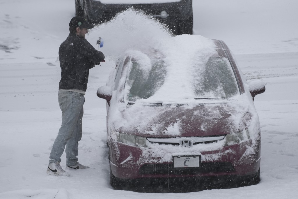 汽車遭大雪覆蓋。美聯社