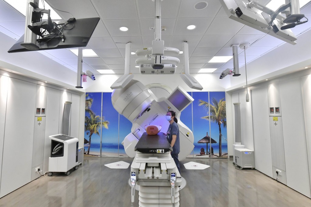 「表面引导放射治疗系统」会安装在放射治疗机上，更加精准地对准肿瘤位置进行治疗。陈极彰 摄     