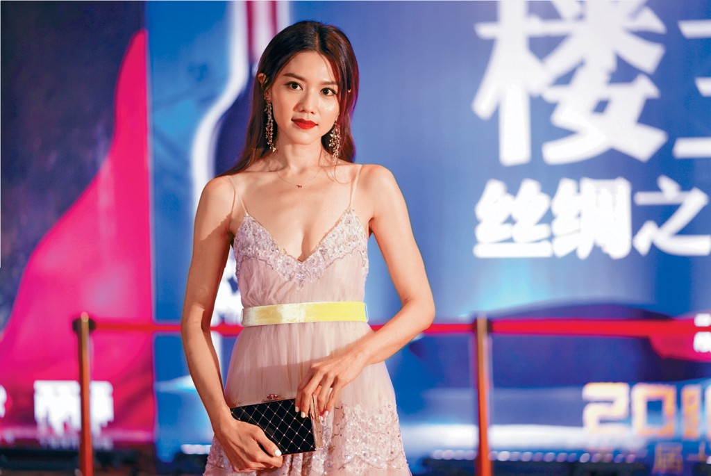 周秀娜出道廿年，由「性感𡃁模」蛻變為「緋聞女王」。
