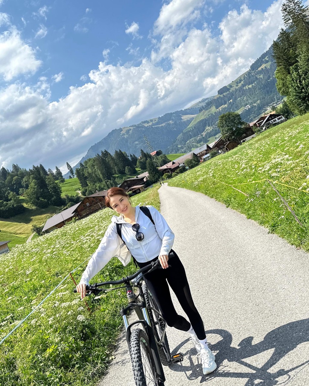黎姿在瑞士踩单车。
