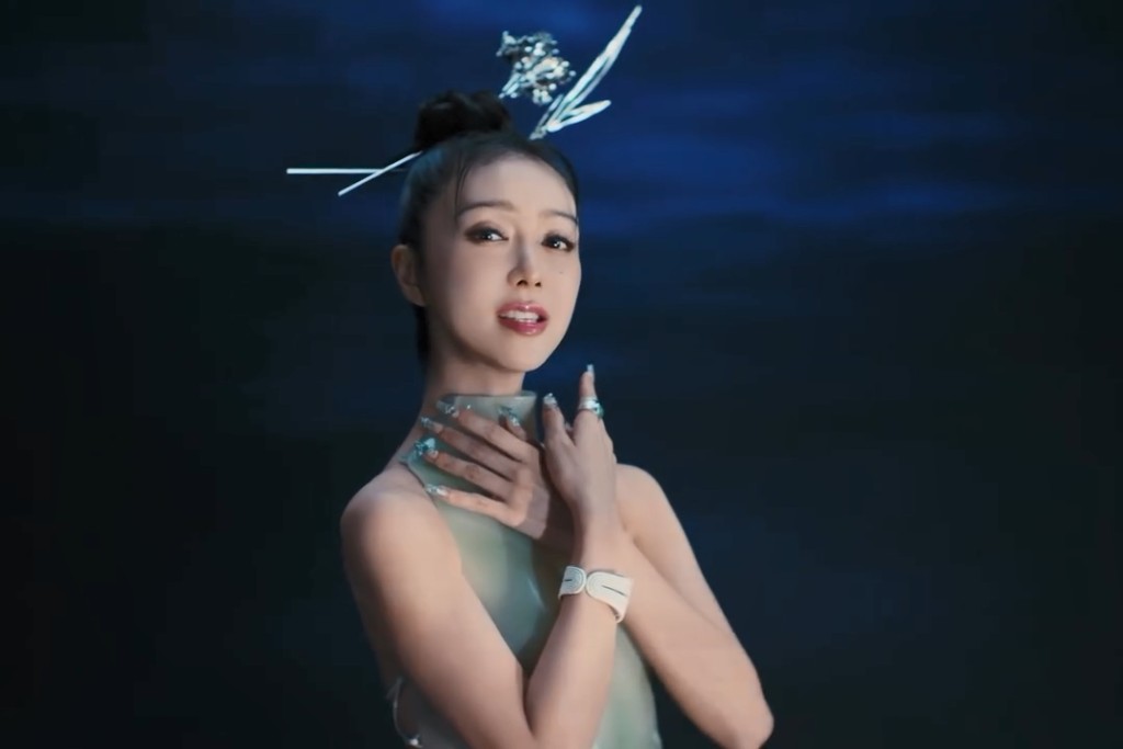 薛凱琪帶阿媽拍MV。