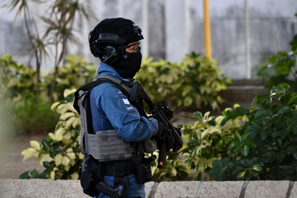 黎智英案今日裁決,警方在西九法院外加強戒備。 黎智英案今日裁決,警方在西九法院外加強戒備。