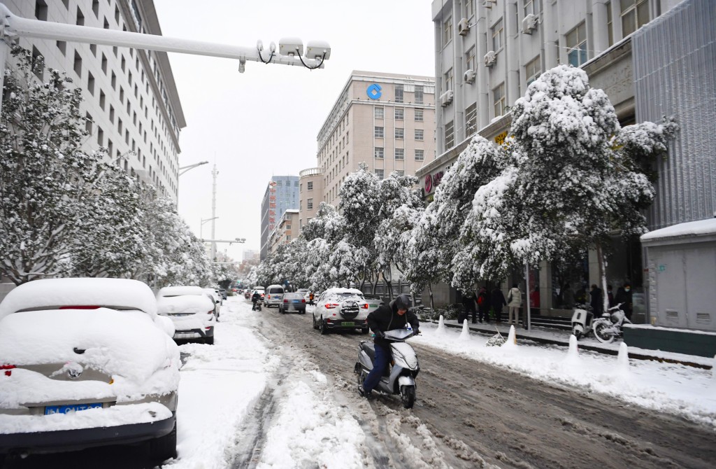 河南迎來今冬首輪大範圍雨雪天氣，其中鄭州市出現暴雪，局部大暴雪。 新華社