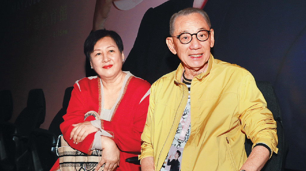 ■楊受成與太太陸小曼捧克勤場。