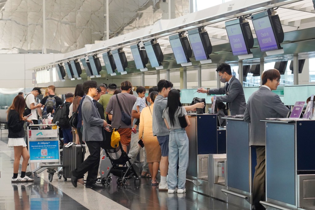 當局已與航空公司見面,希望他們開發「一票通」無縫旅遊產品,吸引轉機旅客停留香港。 當局已與航空公司見面,希望他們開發「一票通」無縫旅遊產品,吸引轉機旅客停留香港。