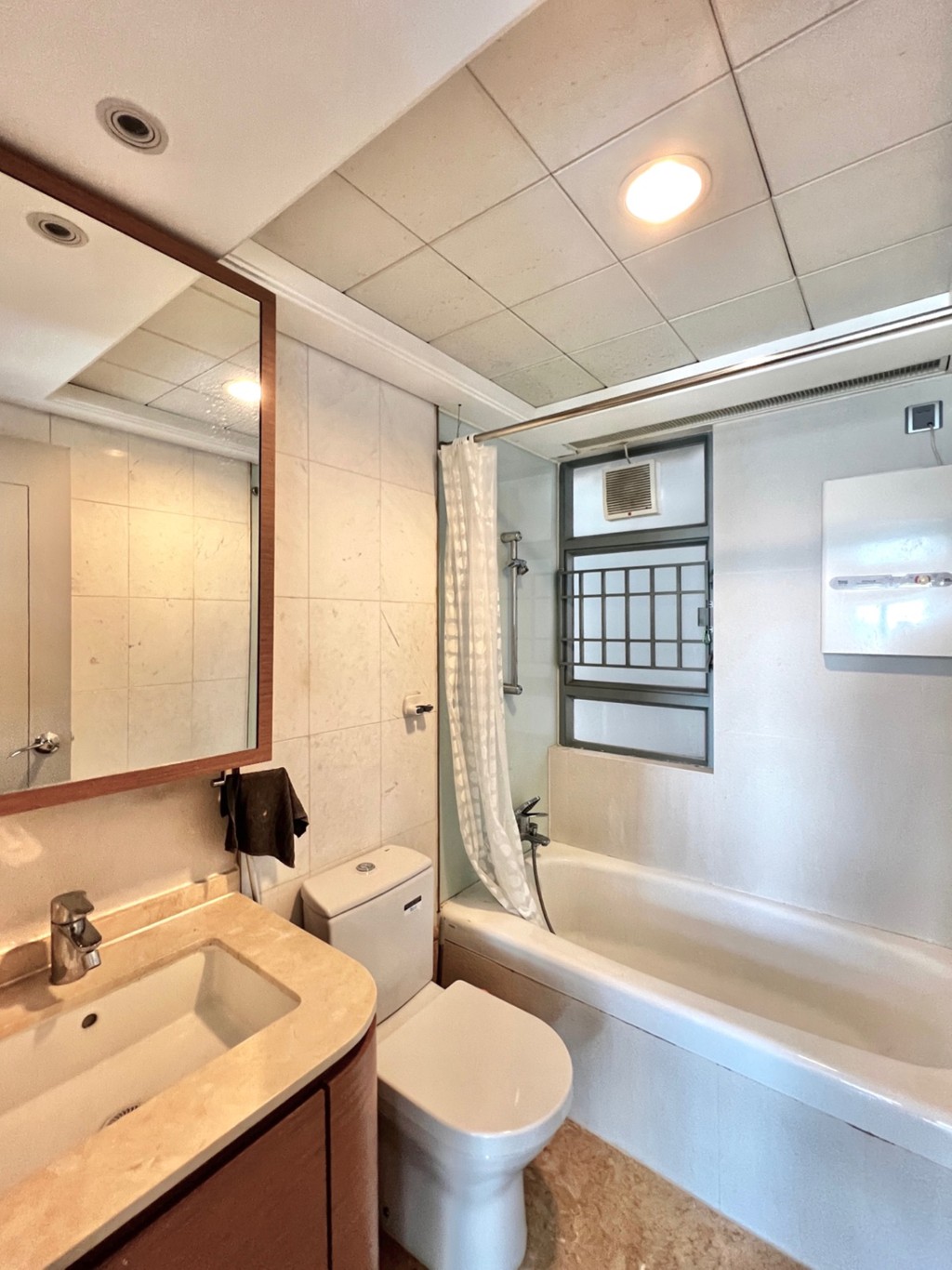浴室設置浴缸，住客可浸浴放鬆。