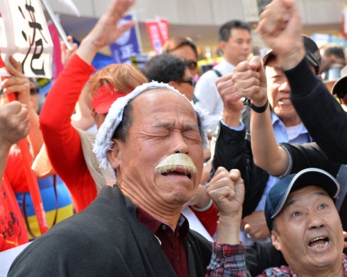 期間有遊行人士身穿黑袍並戴上假髮,疑似假扮法官。郭顯熙攝