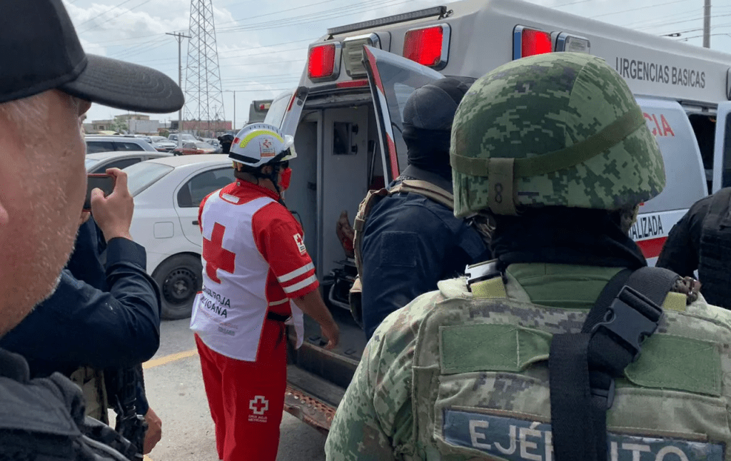 红十字会人员7日在墨西哥边界城市马塔莫罗斯，协助将2名遭绑架生还的美国人送上救护车。AP