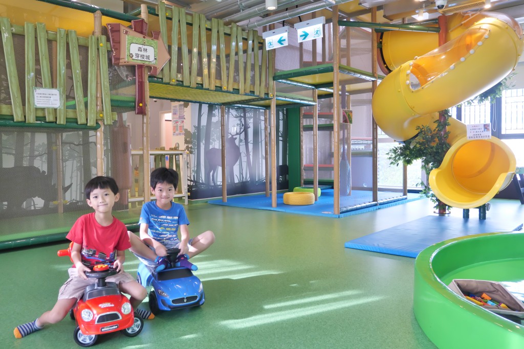 坐上兒童專用車，穿梭在不同的遊戲設施之中。
