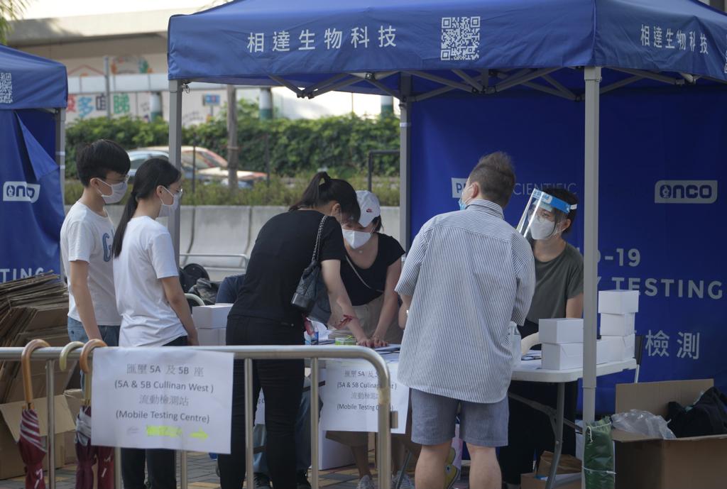 居民排队接受检测，人流不算多。