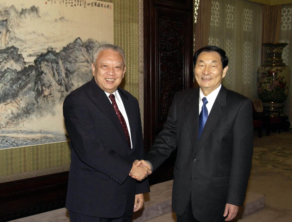 朱鎔基首先談及香港經濟問題，指當年香港面臨的挑戰是歷史原因構成，是多年來「繁榮累積了泡沫」。
