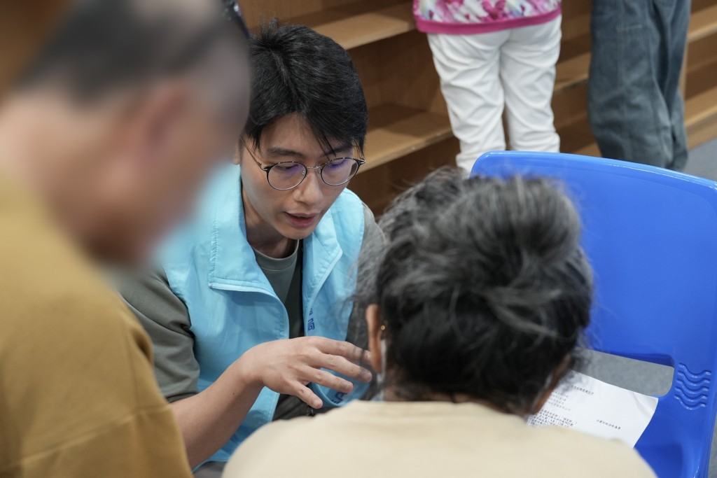 ,「解說專隊」成員隨即與配對的業主會合,並以一對一形式帶領他們參觀各個居屋項目的模型,詳細講解相關資訊。何永賢FB圖片 ,「解說專隊」成員隨即與配對的業主會合,並以一對一形式帶領他們參觀各個居屋項目的模型,詳細講解相關資訊。何永賢FB圖片