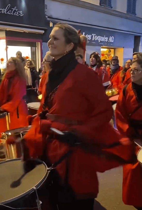 法國萬人小鎮上演「地道春節」，舞龍又舞獅。