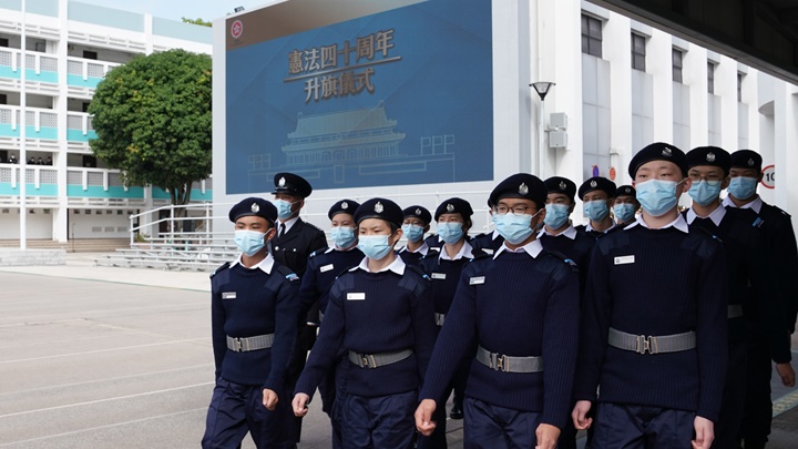 入境事務處青少年領袖團接受三日兩夜特訓團,為周日憲法四十周年升旗禮進行升旗及步操特訓。