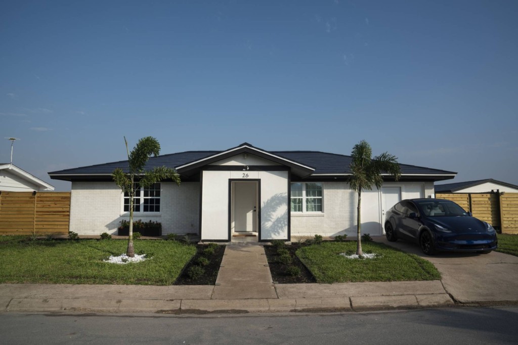 马斯克位于德州博卡奇卡的住所外观。