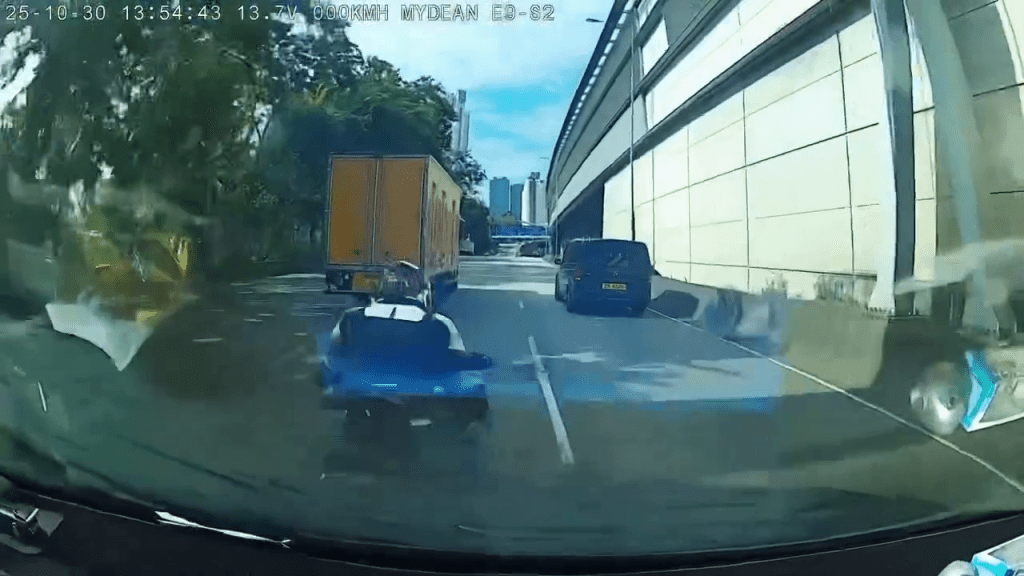 客貨車收掣不及,撞向電單車。FB:車Cam L(香港群組) 客貨車收掣不及,撞向電單車。FB:車Cam L(香港群組)