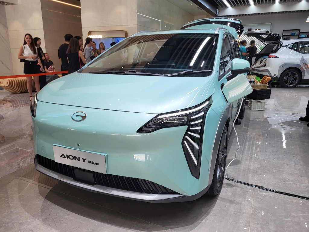 廣汽埃安AION Y Plus「智尊版」電動車新增V2L對外放電功能，可提供220V電源。