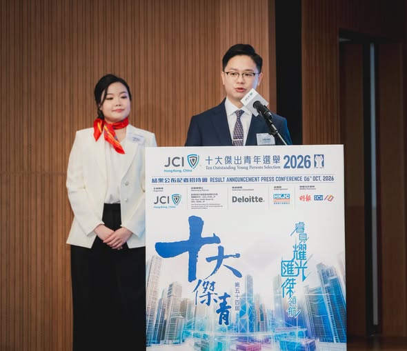 林医生在荣膺“杰青”后发表得奖感言,分享他对血液学研究的热诚:“血液非常特别,流经身体每一个器官。当血液及造血系统出现异常时,可以引起很多不典型的身体警号,例如白血球异常会令抵抗力下降,引致感染;贫血会导致细胞缺氧;血小板或凝血因子异常则可引致异常出血或血栓。但血液病的临床表征有时不典型,极易被大众忽略。”(图片来源:HKU MedicineFacebook) 林医生在荣膺“杰青”后发表得奖感言,分享他对血液学研究的热诚:“血液非常特别,流经身体每一个器官。当血液及造血系统出现异常时,可以引起很多不典型的身体警号,例如白血球异常会令抵抗力下降,引致感染;贫血会导致细胞缺氧;血小板或凝血因子异常则可引致异常出血或血栓。但血液病的临床表征有时不典型,极易被大众忽略。”(图片来源:HKU MedicineFacebook)