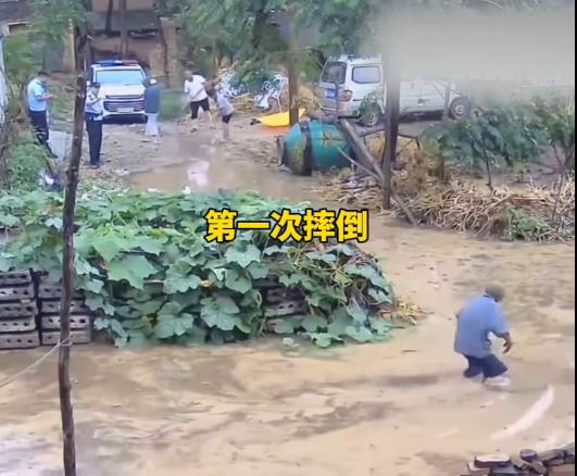 民警拒絕摔倒水中的長者求救，轉身離開。抖音＠中安在線