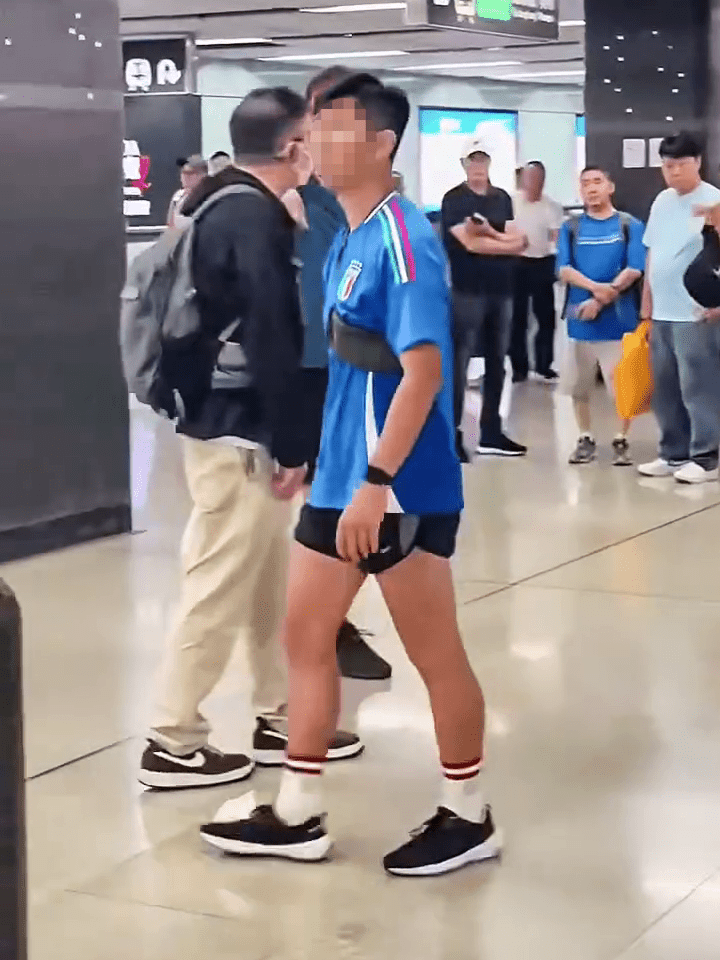 藍衫漢轉身離去,聲稱是到票務中心找職員處理,紋身男不相信繼續尾隨。 藍衫漢轉身離去,聲稱是到票務中心找職員處理,紋身男不相信繼續尾隨。