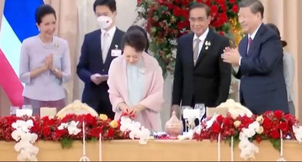 泰國首相巴育夫婦提前祝賀彭麗媛60大壽，送上蛋糕，現場氣氛輕鬆愉快。