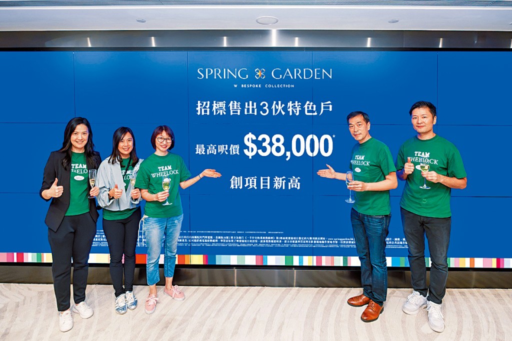 會德豐地產黃光耀(右二)表示,灣仔SPRING GARDEN連天台特色戶呎價達3.8萬,創項目新高。 會德豐地產黃光耀(右二)表示,灣仔SPRING GARDEN連天台特色戶呎價達3.8萬,創項目新高。