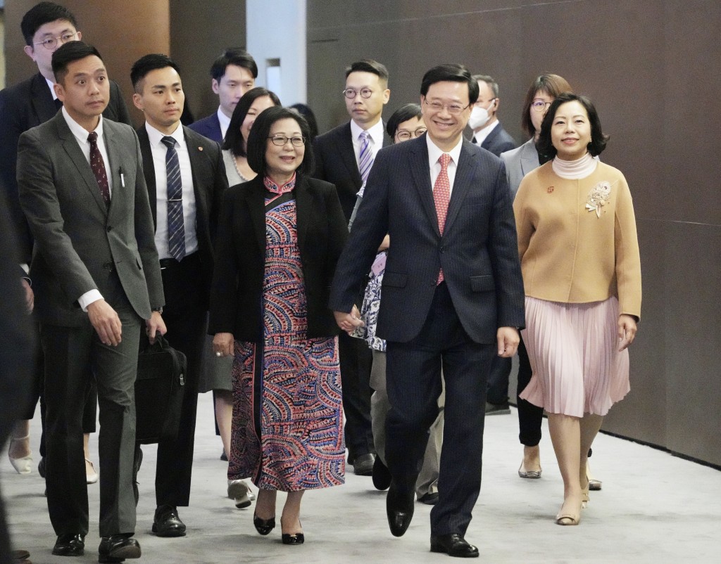 莊漢麒(左一)任職特首副官，陪同行政長官出席不同活動，圖為國際婦女節酒會。(李家超FB)