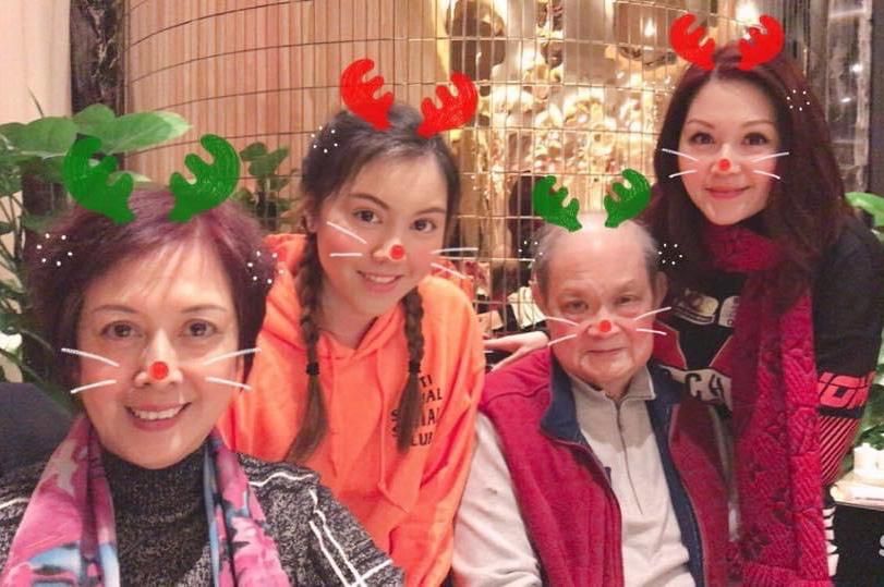 優良基因宋宛穎遺傳家族優良基因，跟(左1)婆婆及(右1)媽媽文寶雪都係靚人。