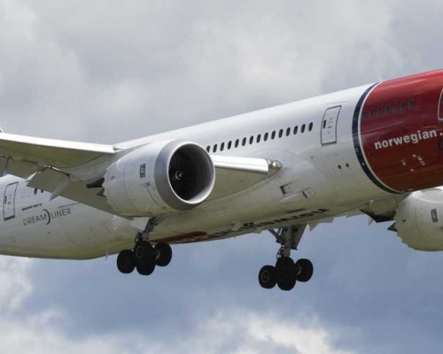 一架挪威航空公司的波音787型飛機發生引擎故障,有數百飛機碎片從空墜落。　網圖