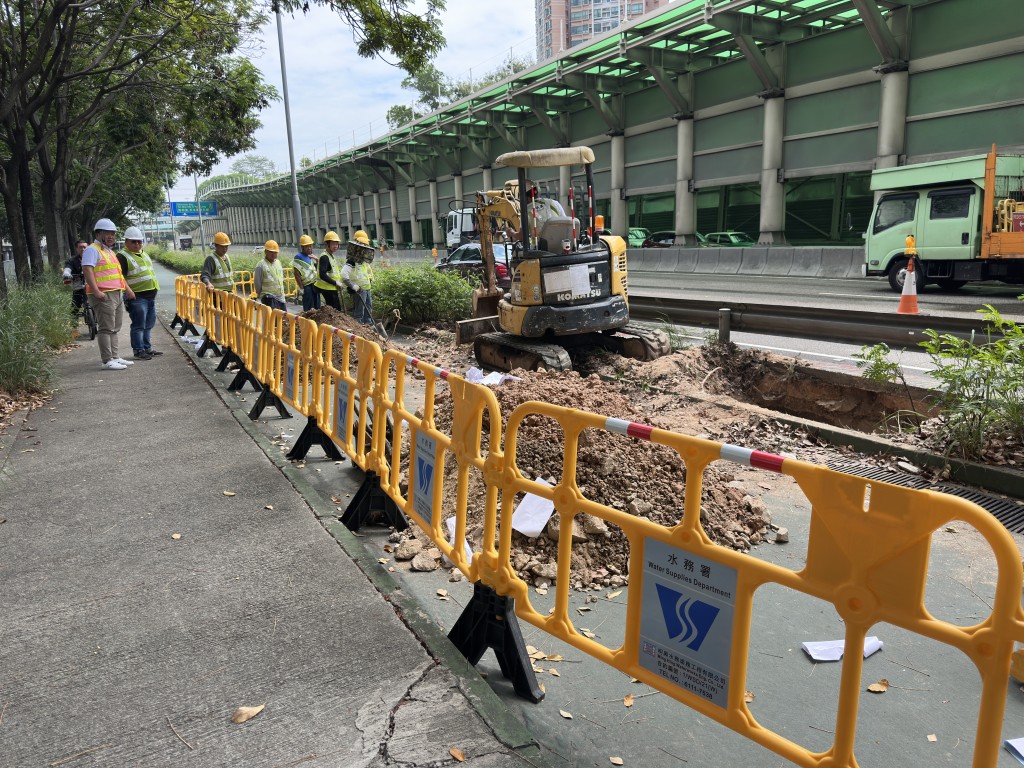水務署人員自今早起在場搶修。梁國峰攝 水務署人員自今早起在場搶修。梁國峰攝