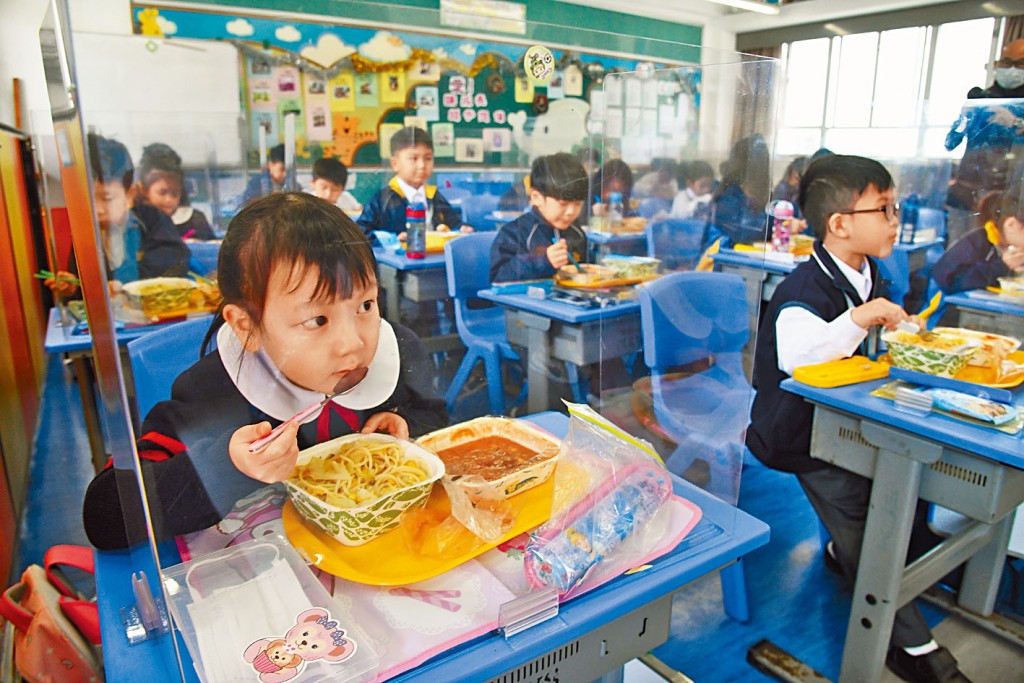 學生兩針新冠疫苗接種率達七成或以上小學，可恢復全日面授課堂。