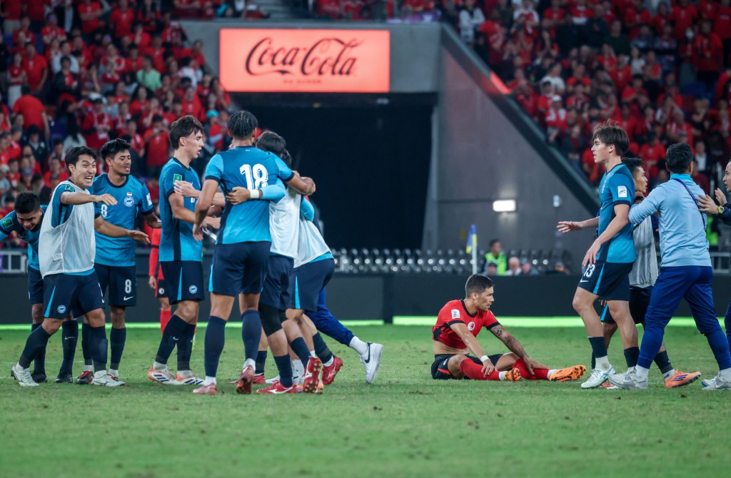 新加坡在周二晚上的亚洲杯外围赛生死战2:1击败香港成功晋级。星岛图片