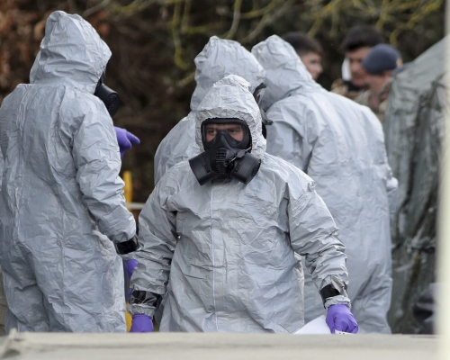 調查人員身穿保護衣物以免沾染神經毒劑。AP圖片