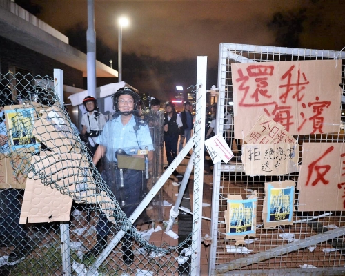 示威者一度剪開圍欄鐵絲網。