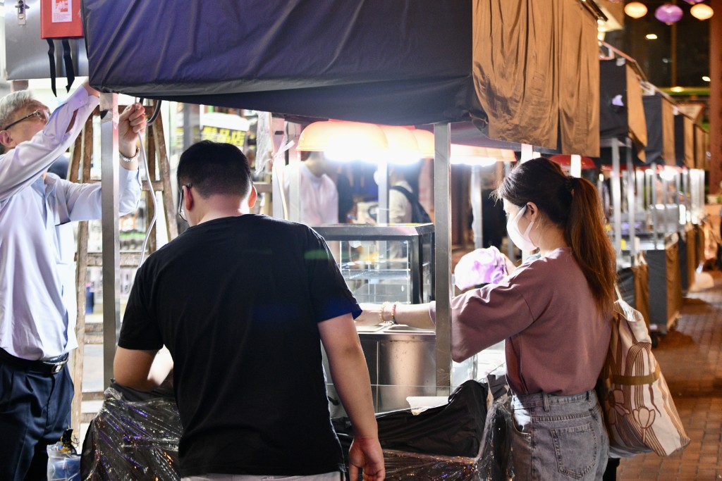 夜巿設20個熱食檔及10個路邊小食攤檔，提供國際美食及懷舊小食。盧江球攝