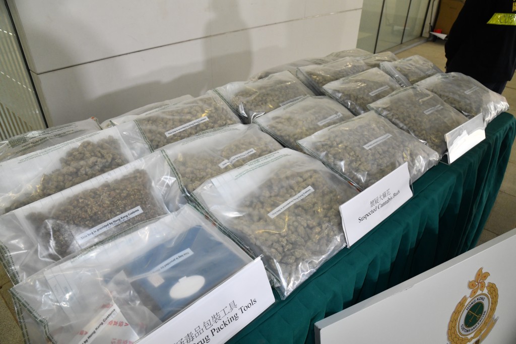 海關檢獲8公斤可卡因及20公斤大麻花，市值1000萬元。徐裕民攝