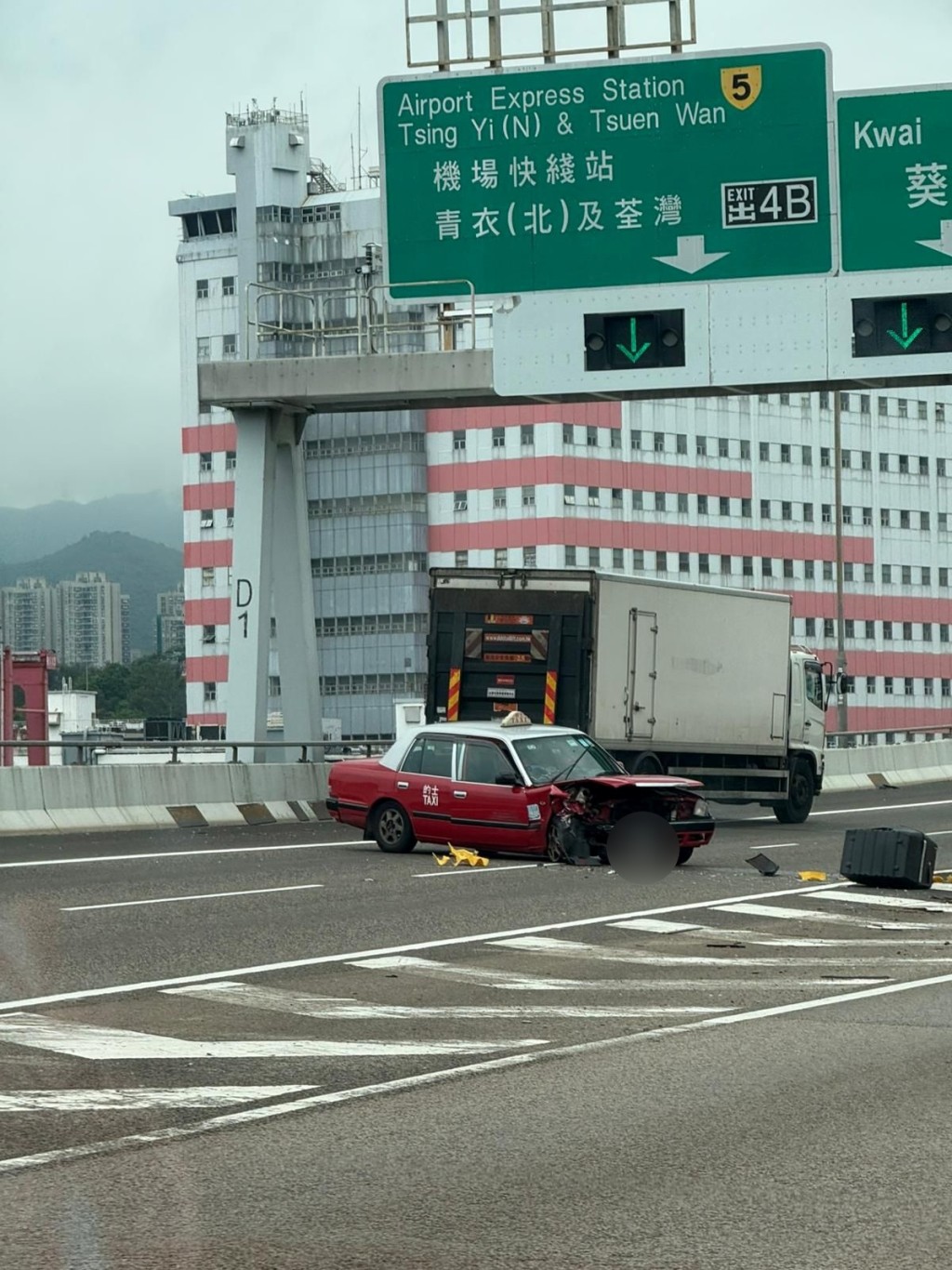 的士打橫擱在行車線上。fb馬路的事 (即時交通資訊台) 