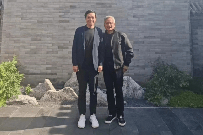 黃仁勳在北京與小米的雷軍合照。X@shanghaidaily 黃仁勳在北京與小米的雷軍合照。X@shanghaidaily