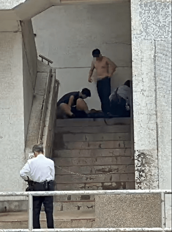 一名男子被人按在地上。網圖