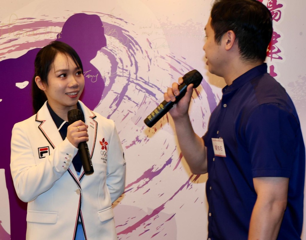 在亚运庆功宴上，前港队代表刘知名（右）在台上客串访问胞妹刘慕裳（左）。徐嘉华摄